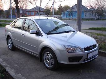 2005 Ford Focus Photos