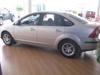 2005 Ford Focus Photos