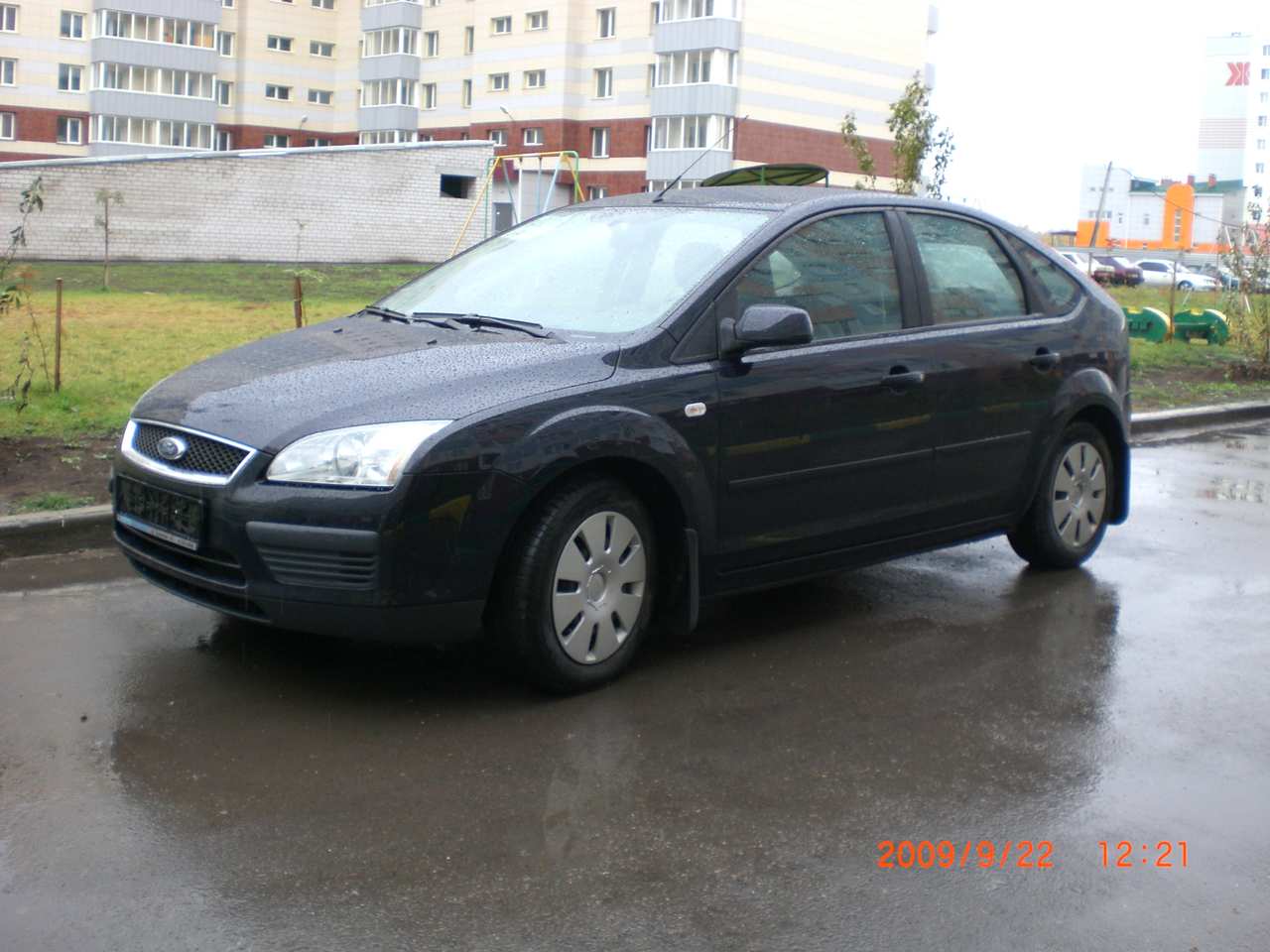 2003 Ford focus radio turns on and off