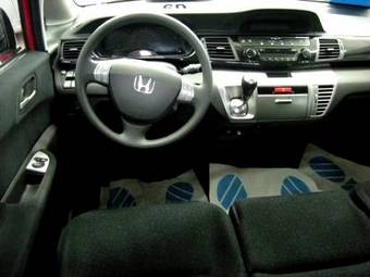 2005 Honda FR-V Photos
