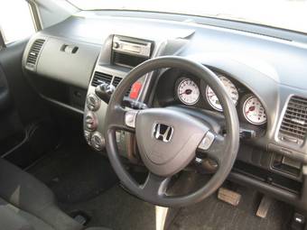 2003 Honda Mobilio Spike Images
