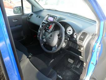 2004 Honda Mobilio Spike Photos