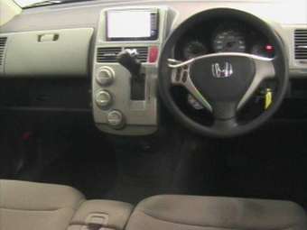 2005 Honda Mobilio Spike Pictures