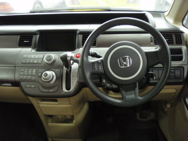 Honda stepwgn магнитола. Honda Stepwgn 2005 салон. Honda Stepwgn 2007 салон. Honda Stepwgn 2008 салон. Honda STEPWAGON 2005.