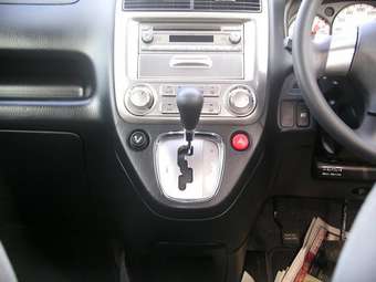 2004 Honda Stream Photos