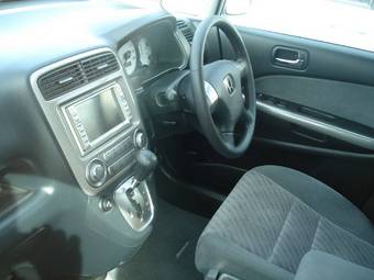 2005 Honda Stream Photos