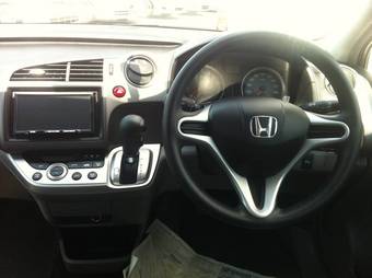 2010 Honda Stream Images