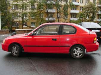 2000 Hyundai Accent Photos