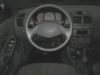 2001 Hyundai Accent Pictures