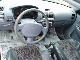 2004 Hyundai Accent Pictures