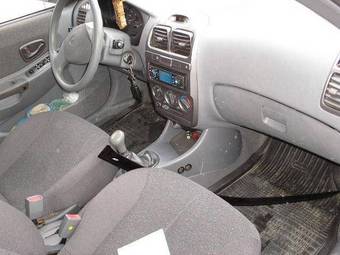 2004 Hyundai Accent Photos