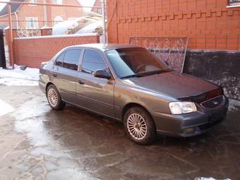 2004 Hyundai Accent Photos