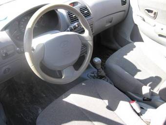 2004 Hyundai Accent Photos