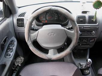 2004 Hyundai Accent Photos