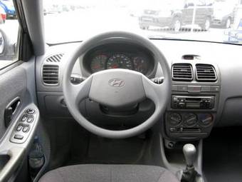 2004 Hyundai Accent Photos