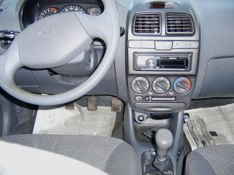 2004 Hyundai Accent Pictures