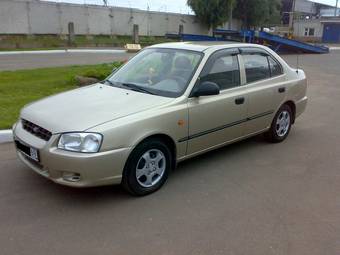 2004 Hyundai Accent Photos