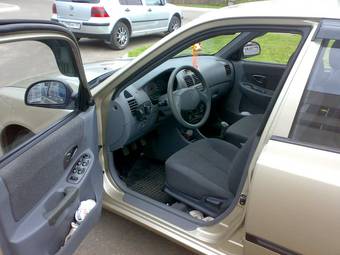 2004 Hyundai Accent Photos