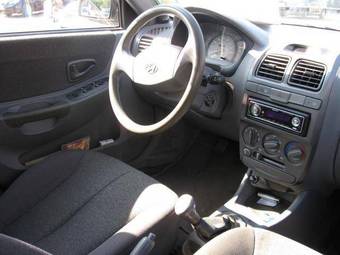 2004 Hyundai Accent Pictures