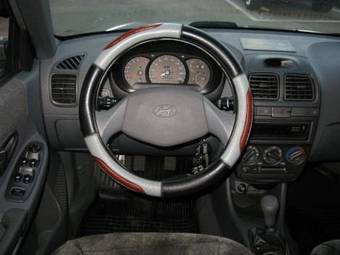 2004 Hyundai Accent Photos