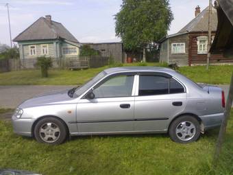 2004 Hyundai Accent Pictures