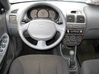 2004 Hyundai Accent Photos
