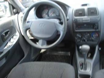 2004 Hyundai Accent Pics