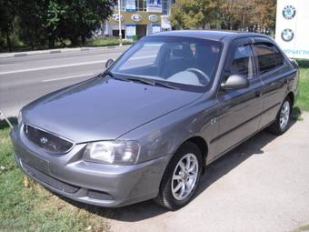 2004 Hyundai Accent Photos