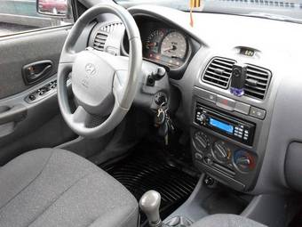 2004 Hyundai Accent Pictures