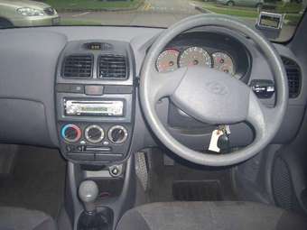 2005 Hyundai Accent Photos