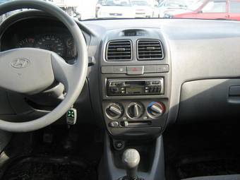 2005 Hyundai Accent Pictures