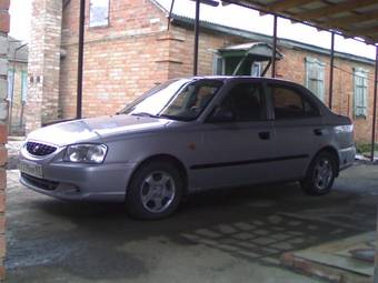 2005 Hyundai Accent Photos