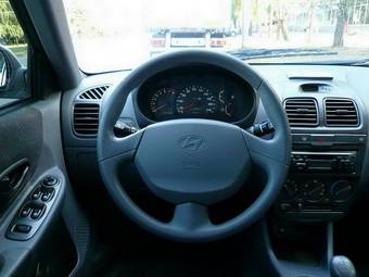 2005 Hyundai Accent Photos