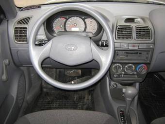 2005 Hyundai Accent Photos