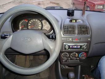 2005 Hyundai Accent Photos