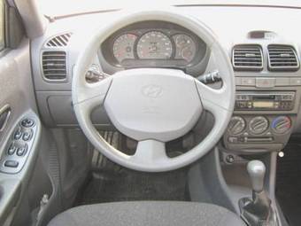 2005 Hyundai Accent Photos