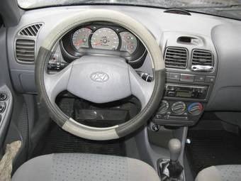 2005 Hyundai Accent Photos