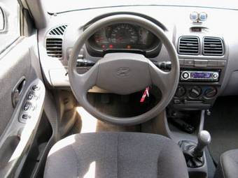 2005 Hyundai Accent Pictures