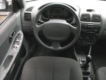 2005 Hyundai Accent Photos