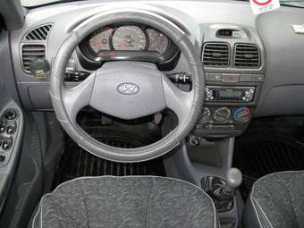 2005 Hyundai Accent Photos