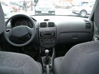2009 Hyundai Accent Pictures