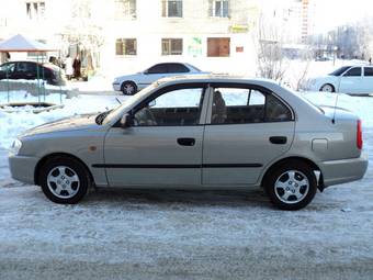 2010 Hyundai Accent Pics