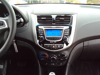 2011 Hyundai Accent Pictures