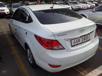 2011 Hyundai Accent Wallpapers