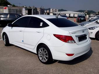2011 Hyundai Accent Wallpapers