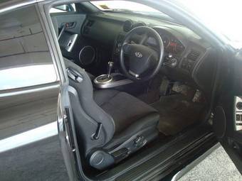 2004 Hyundai Coupe Photos