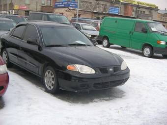 2000 Hyundai Elantra Pictures