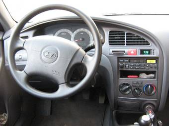 2003 Hyundai Elantra Pictures