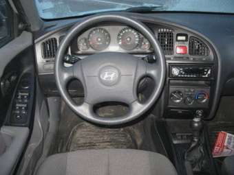 2004 Hyundai Elantra Images