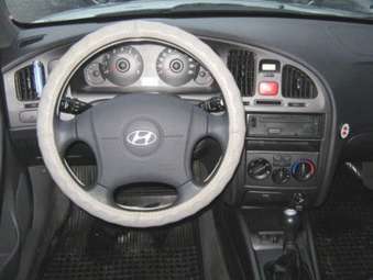 2004 Hyundai Elantra Photos
